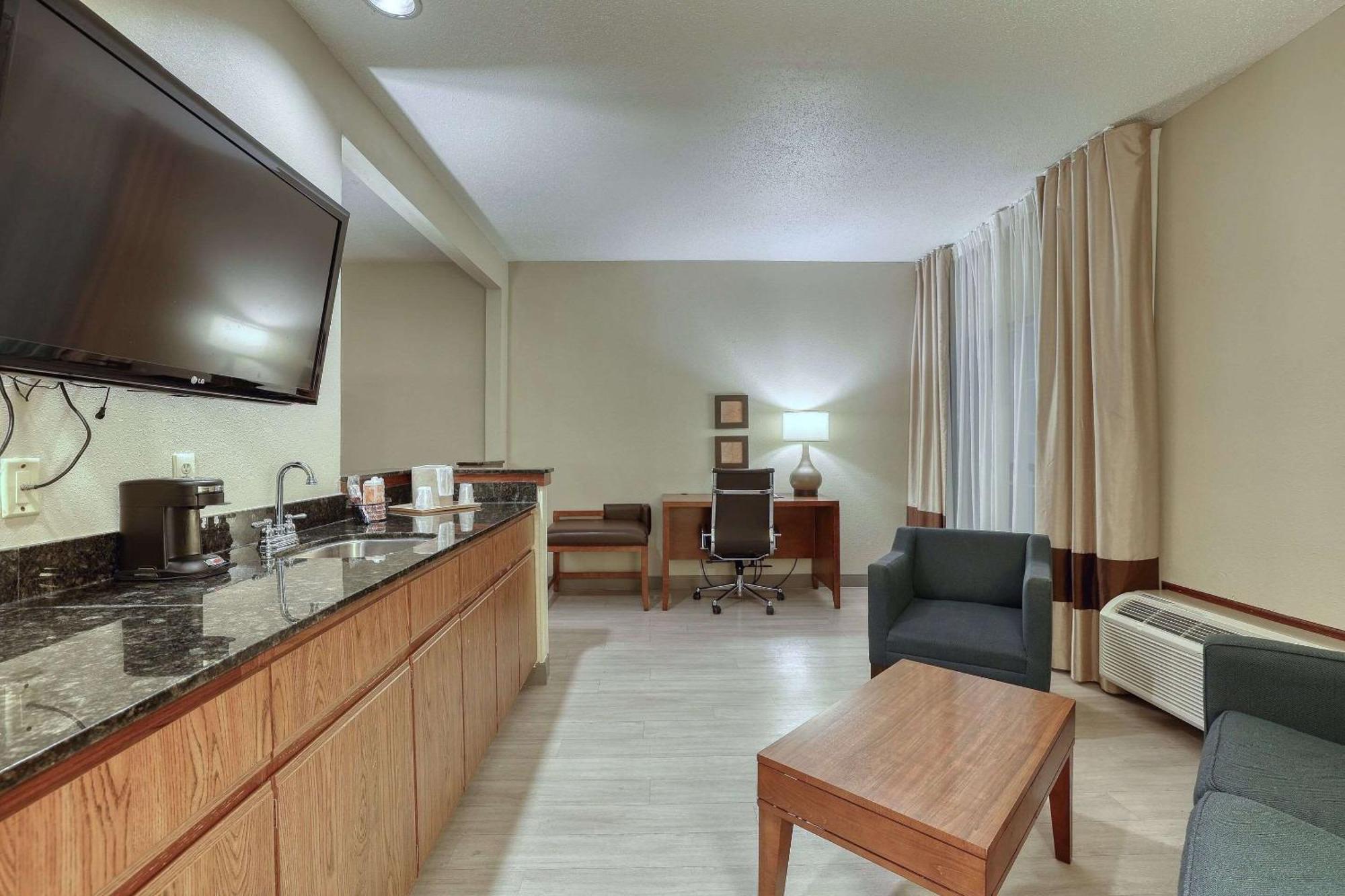 Comfort Suites Appleton Airport Eksteriør billede