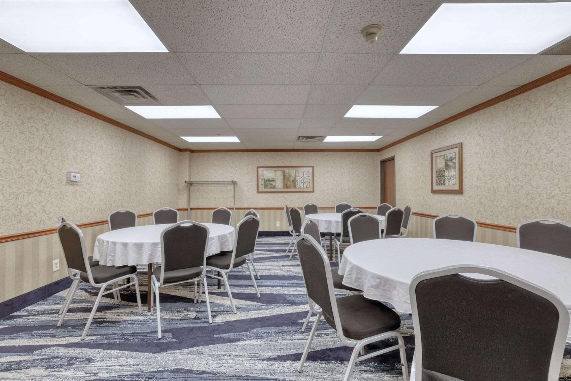Comfort Suites Appleton Airport Eksteriør billede